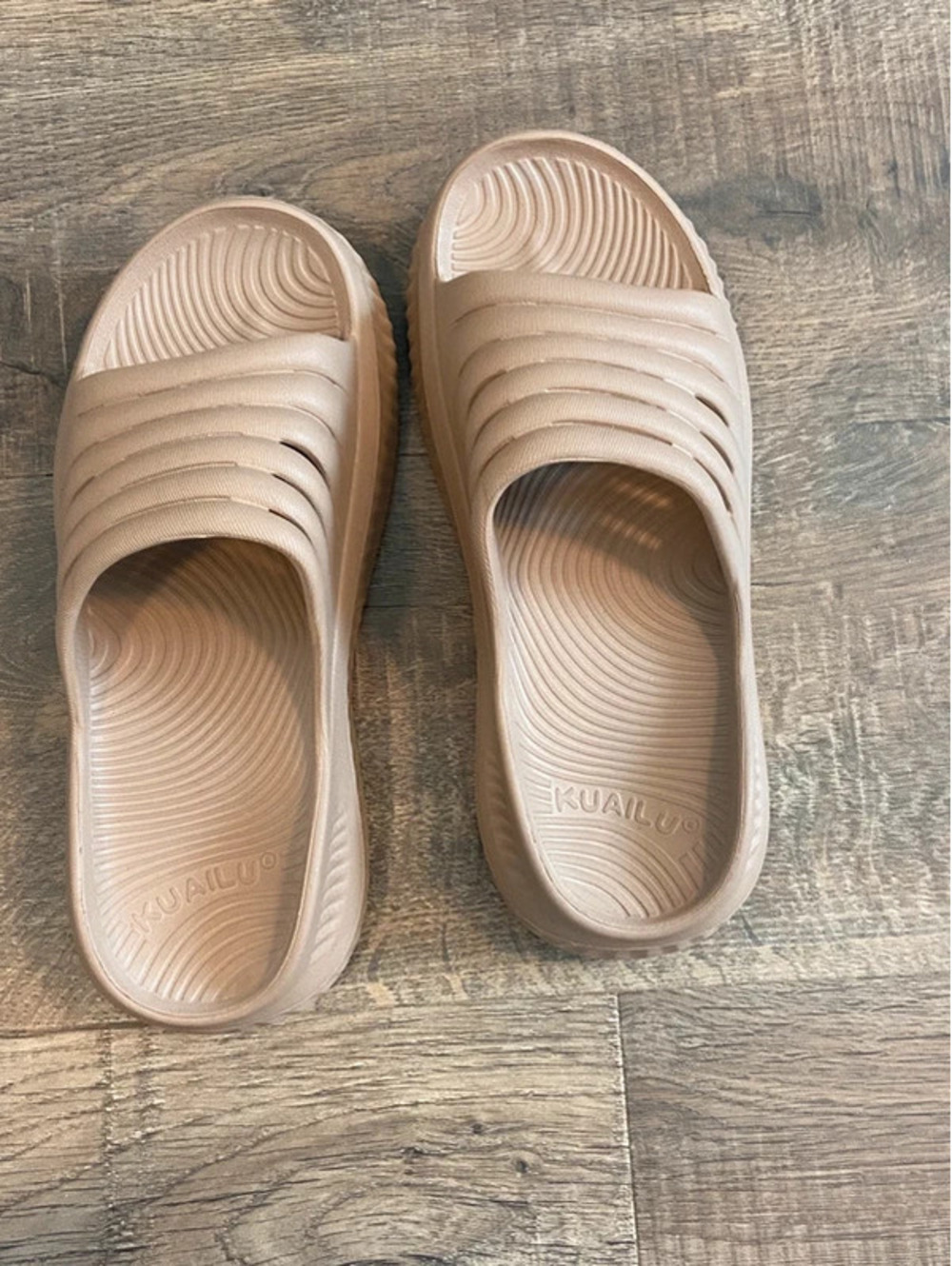 Kualu slip on Sandals flipflops 8.5 excellent  platform cream
